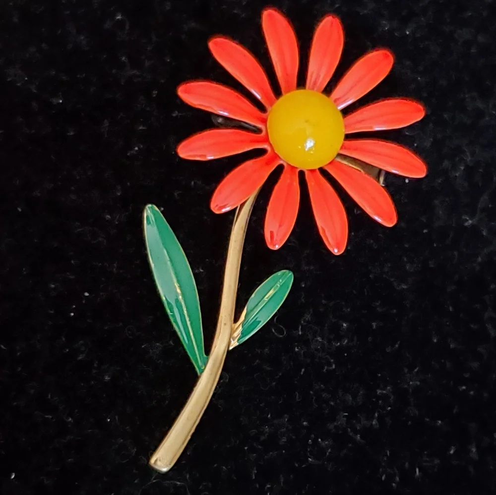 Vintage flower brooch coral, green, goldtone and yellow